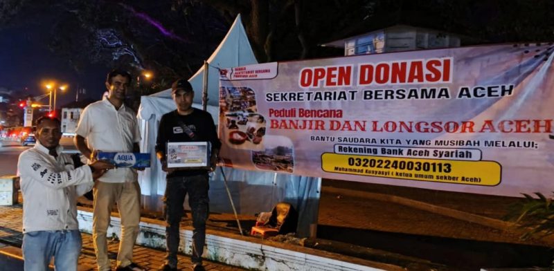 Ajak Warga Donasi Untuk Korban Banjir Bandang, Relawan Sekber Aceh Buka Posko di Taman Hutan Kota Banda Aceh. senin 01/12/2025.
