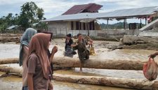 Dua hari Dokumentasi Foto Tatam Tatam Likha Atjeh Terkini. Pasca banjir besar yang melanda Kecamatan Pante Ceureumen, kondisi Desa Jambak, Aceh Barat. (08/12)