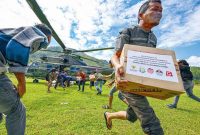 Ilustrasi distribusi bantuan di Bener Meriah, Aceh, Kamis (4/12). Warga Diaspora Indonesia keluhkan pajak pada bantuan kemanusiaan dari luar negeri untuk bencana Sumatera. (CHAIDEER MAHYUDDIN/AFP) Jawa Pos Selasa 30/12/2025.