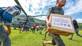 Ilustrasi distribusi bantuan di Bener Meriah, Aceh, Kamis (4/12). Warga Diaspora Indonesia keluhkan pajak pada bantuan kemanusiaan dari luar negeri untuk bencana Sumatera. (CHAIDEER MAHYUDDIN/AFP) Jawa Pos Selasa 30/12/2025.