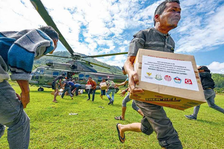 Ilustrasi distribusi bantuan di Bener Meriah, Aceh, Kamis (4/12). Warga Diaspora Indonesia keluhkan pajak pada bantuan kemanusiaan dari luar negeri untuk bencana Sumatera. (CHAIDEER MAHYUDDIN/AFP) Jawa Pos Selasa 30/12/2025.