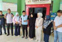 Walikota Langsa, Jeffry Sentana S Putra didampingi Ketua DPRK Langsa, Melvita Sari SAB, saat memberikan keterangan terkait BLT Rp200 ribu kepada 55.963 Kepala Keluarga (KK) di halaman kantor Dinkes Kota Langsa.