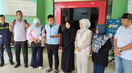 Walikota Langsa, Jeffry Sentana S Putra didampingi Ketua DPRK Langsa, Melvita Sari SAB, saat memberikan keterangan terkait BLT Rp200 ribu kepada 55.963 Kepala Keluarga (KK) di halaman kantor Dinkes Kota Langsa.