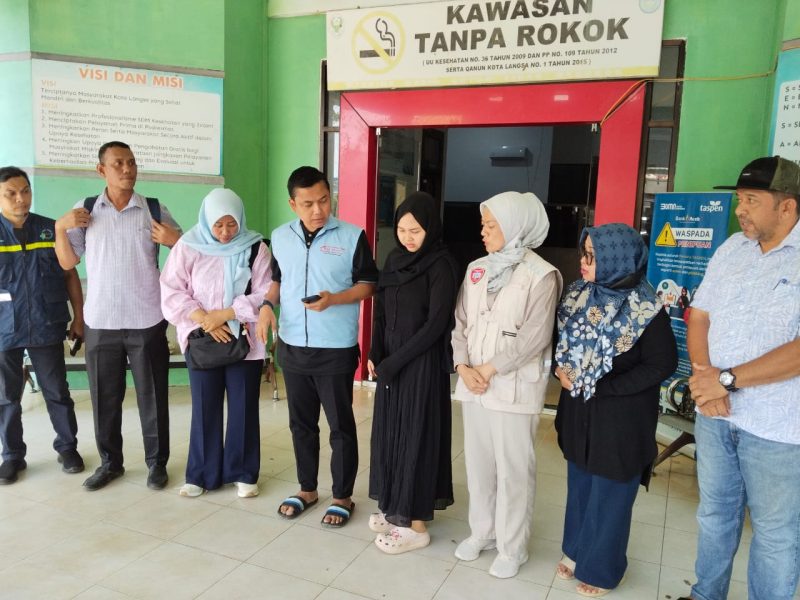 Walikota Langsa, Jeffry Sentana S Putra didampingi Ketua DPRK Langsa, Melvita Sari SAB, saat memberikan keterangan terkait BLT Rp200 ribu kepada 55.963 Kepala Keluarga (KK) di halaman kantor Dinkes Kota Langsa.