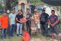 Ketua DPD KNPI Kota Langsa Dr.Rizki Maulana (baju hitam) bersama Bapak Syahrial (baju hijau muda) dan pengurus DPD KNPI Kota Langsa lainnya memberikan bantuan sembako kepada para pengungsi korban banjir.