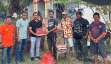 Ketua DPD KNPI Kota Langsa Dr.Rizki Maulana (baju hitam) bersama Bapak Syahrial (baju hijau muda) dan pengurus DPD KNPI Kota Langsa lainnya memberikan bantuan sembako kepada para pengungsi korban banjir.