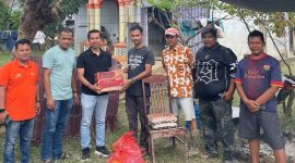 Ketua DPD KNPI Kota Langsa Dr.Rizki Maulana (baju hitam) bersama Bapak Syahrial (baju hijau muda) dan pengurus DPD KNPI Kota Langsa lainnya memberikan bantuan sembako kepada para pengungsi korban banjir.