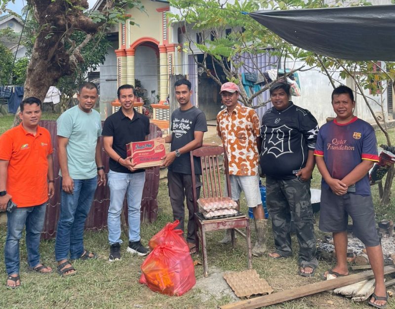 Ketua DPD KNPI Kota Langsa Dr.Rizki Maulana (baju hitam) bersama Bapak Syahrial (baju hijau muda) dan pengurus DPD KNPI Kota Langsa lainnya memberikan bantuan sembako kepada para pengungsi korban banjir.