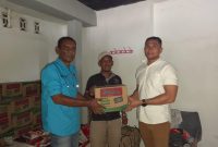 Sekretaris PWI Aceh, Muhammad Zairin menyerahkan bantuan untuk wartawan anggota PWI Kota Langsa diterima oleh Wakil Ketua PWI Kota Langsa Munawar ST bersama Bendahara PWI Kota Langsa, Jumat, 12 Desember 2025. (Dok PWI Aceh)