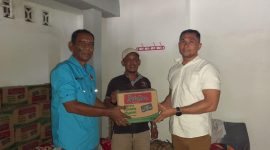 Sekretaris PWI Aceh, Muhammad Zairin menyerahkan bantuan untuk wartawan anggota PWI Kota Langsa diterima oleh Wakil Ketua PWI Kota Langsa Munawar ST bersama Bendahara PWI Kota Langsa, Jumat, 12 Desember 2025. (Dok PWI Aceh)