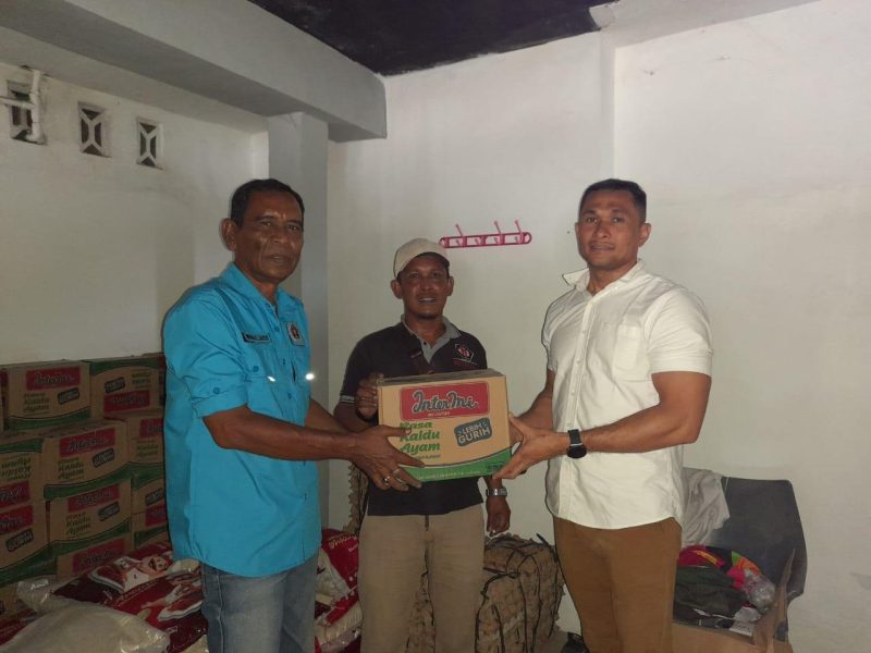 Sekretaris PWI Aceh, Muhammad Zairin menyerahkan bantuan untuk wartawan anggota PWI Kota Langsa diterima oleh Wakil Ketua PWI Kota Langsa Munawar ST bersama Bendahara PWI Kota Langsa, Jumat, 12 Desember 2025. (Dok PWI Aceh)