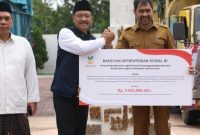 Gubernur Aceh, H. Muzakir Manaf, saat menerima bantuan logistik untuk penanggulangan bencana banjir dan longsor Aceh dari Kementerian Sosial RI, yang diserahkan secara simbolis oleh Menteri Sosial RI, Drs. KH. Saifullah Yusuf, S.IP, untuk disalurkan ke lokasi terdampak bencana, di Kantor Gubernur Aceh, Banda Aceh, Selasa (16/12/2025)