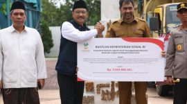 Gubernur Aceh, H. Muzakir Manaf, saat menerima bantuan logistik untuk penanggulangan bencana banjir dan longsor Aceh dari Kementerian Sosial RI, yang diserahkan secara simbolis oleh Menteri Sosial RI, Drs. KH. Saifullah Yusuf, S.IP, untuk disalurkan ke lokasi terdampak bencana, di Kantor Gubernur Aceh, Banda Aceh, Selasa (16/12/2025)