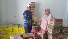Ibu Anum salurkan bantuan kepada korban masyarakat korban banjir di Gampong Cot Bayu dan Gampong Padang Harapan Kecamatan Trumon, Aceh Selatan. Rabu 17 Des 2025.