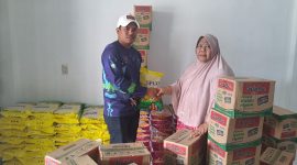 Ibu Anum salurkan bantuan kepada korban masyarakat korban banjir di Gampong Cot Bayu dan Gampong Padang Harapan Kecamatan Trumon, Aceh Selatan. Rabu 17 Des 2025.