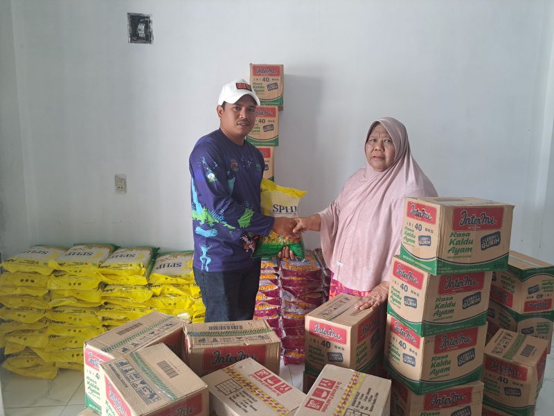Ibu Anum salurkan bantuan kepada korban masyarakat korban banjir di Gampong Cot Bayu dan Gampong Padang Harapan Kecamatan Trumon, Aceh Selatan. Rabu 17 Des 2025.