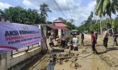 Polres Aceh Barat Bersama Warga Gotong Royong Bersihkan Sekolah Pasca Bencana di Woyla