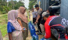 Sat Samapta Polres Aceh Utara Salurkan Air Bersih ke Gampong Terdampak Banjir