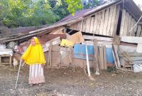 lansia berusia bernama Ainsyah (80)  warga kuta Alam beralamat rumah belakang Bimafika jalan Hasan dek, Kawasan simpang Jambo Tape Pusat Kota Banda Aceh. Jumat 26/12/2025.