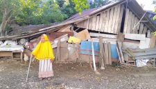 lansia berusia bernama Ainsyah (80) warga kuta Alam beralamat rumah belakang Bimafika jalan Hasan dek, Kawasan simpang Jambo Tape Pusat Kota Banda Aceh. Jumat 26/12/2025.