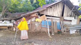 lansia berusia bernama Ainsyah (80)  warga kuta Alam beralamat rumah belakang Bimafika jalan Hasan dek, Kawasan simpang Jambo Tape Pusat Kota Banda Aceh. Jumat 26/12/2025.