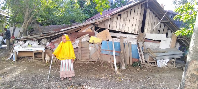 lansia berusia bernama Ainsyah (80)  warga kuta Alam beralamat rumah belakang Bimafika jalan Hasan dek, Kawasan simpang Jambo Tape Pusat Kota Banda Aceh. Jumat 26/12/2025.