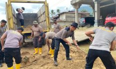 Polres Aceh Selatan Gotong Royong Pemulihan Pascabanjir di Trumon