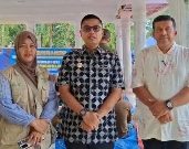 Screenshot Foto: Walikota Langsa Jeffry Sentana S Putra SE (tengah) saat memberikan pernyataan terkait GPM di Tribun Lapangan Merdeka Langsa yang didampingi Plt Kadis Perindagkop dan UKM Kota Langsa Harris Gusnally SE, MH, dan Kadis DPPKP Kota Langsa Erni Yanti S.Sp S.STP.