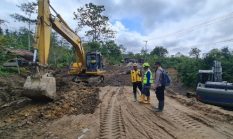 Polisi Lakukan Pengamanan Perbaikan Jalan KKA Km 32 Bener Meriah