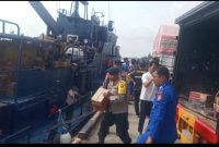 Proses pemindahan bahan makanan dari KRI di pelabuhan Kuala Langsa ke mobil angkutan untuk distribusi ke titik posko Desa di Kota Langsa.
