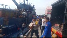 Proses pemindahan bahan makanan dari KRI di pelabuhan Kuala Langsa ke mobil angkutan untuk distribusi ke titik posko Desa di Kota Langsa.