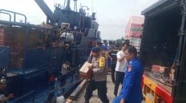 Proses pemindahan bahan makanan dari KRI di pelabuhan Kuala Langsa ke mobil angkutan untuk distribusi ke titik posko Desa di Kota Langsa.