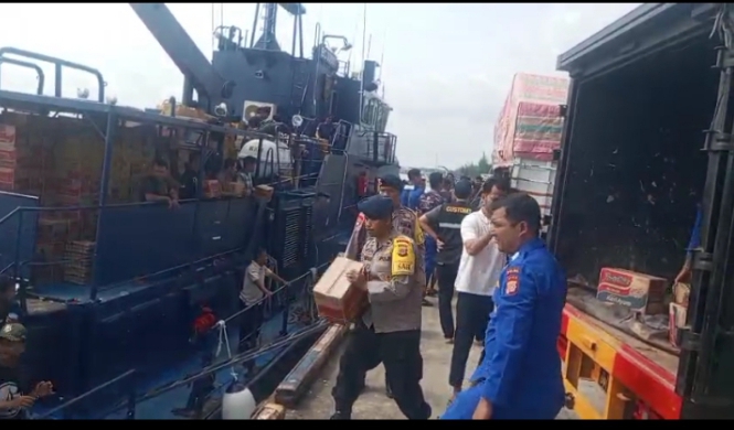 Proses pemindahan bahan makanan dari KRI di pelabuhan Kuala Langsa ke mobil angkutan untuk distribusi ke titik posko Desa di Kota Langsa.