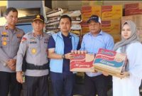 Kepala BAS Cabang Langsa TM Andika Putra bersama Walikota Langsa Jeffry Sentana S Putra, Kapolda Aceh Irjen Pol Drs Marzuki Ali Basyah MM, Ketua DPRK Langsa Melvita Sari SAB saat menyerahkan bantuan korban banjir 