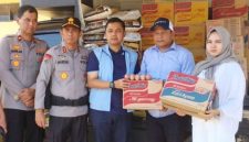 Kepala BAS Cabang Langsa TM Andika Putra bersama Walikota Langsa Jeffry Sentana S Putra, Kapolda Aceh Irjen Pol Drs Marzuki Ali Basyah MM, Ketua DPRK Langsa Melvita Sari SAB saat menyerahkan bantuan korban banjir 