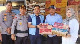 Kepala BAS Cabang Langsa TM Andika Putra bersama Walikota Langsa Jeffry Sentana S Putra, Kapolda Aceh Irjen Pol Drs Marzuki Ali Basyah MM, Ketua DPRK Langsa Melvita Sari SAB saat menyerahkan bantuan korban banjir 