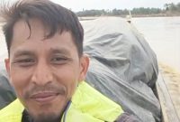 Kepsek SDN Pante Kera Kecamatan Simpang Jernih Aceh Timur saat mengantar Logistik korban banjir 