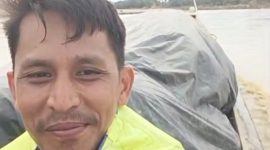 Kepsek SDN Pante Kera Kecamatan Simpang Jernih Aceh Timur saat mengantar Logistik korban banjir 