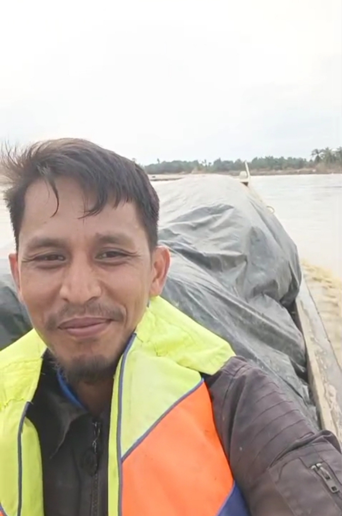 Kepsek SDN Pante Kera Kecamatan Simpang Jernih Aceh Timur saat mengantar Logistik korban banjir 