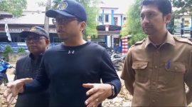 Kadis DLH Kota Langsa Aulia Syahputra SSTP MSP (tengah) didampingi Kadis PUPR Kota Langsa Muzammil SSTP MSP (kanan) serta Sekretaris Dinas Perhubungan kota Langsa Nazaruddin SE (kiri) saat di temui di lokasi pembersihan sampah di depan SMA Negeri 3 Kota Langsa 