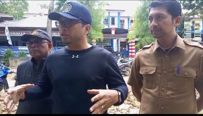 Kadis DLH Kota Langsa Aulia Syahputra SSTP MSP (tengah) didampingi Kadis PUPR Kota Langsa Muzammil SSTP MSP (kanan) serta Sekretaris Dinas Perhubungan kota Langsa Nazaruddin SE (kiri) saat di temui di lokasi pembersihan sampah di depan SMA Negeri 3 Kota Langsa 