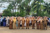 Puluhan Guru di Disdikbud Kita Langsa foto bersama saat akan menggelar gotong royong di sejumlah sekolah terdampak banjir.