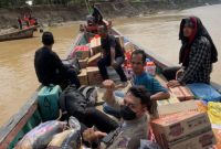 Tim BKKN Aceh Peduli dengan melintasi sungai Kuta Blang Kabupaten Bireuen karena jembatan penghubung antar kabupaten lintasan jalan medan-banda Aceh putus di hantam banjir bandang sepekan terakhir. (06/12)