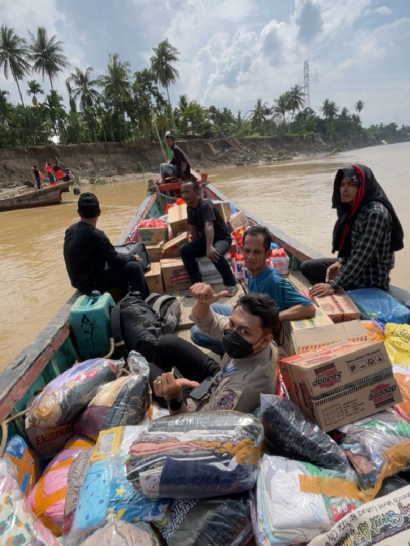 Tim BKKN Aceh Peduli dengan melintasi sungai Kuta Blang Kabupaten Bireuen karena jembatan penghubung antar kabupaten lintasan jalan medan-banda Aceh putus di hantam banjir bandang sepekan terakhir. (06/12)