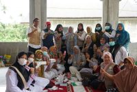 Ketua Staf Ahli TP PKK Aceh, Mukarramah Fadhlullah, tampil sebagai garda terdepan dalam memastikan layanan kesehatan, dukungan psikososial, dan pemenuhan kebutuhan dasar bagi warga terdampak banjir bandang di Kecamatan Meurah Dua, Pidie Jaya. Rabu 10 Desember 2025.