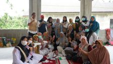 Ketua Staf Ahli TP PKK Aceh, Mukarramah Fadhlullah, tampil sebagai garda terdepan dalam memastikan layanan kesehatan, dukungan psikososial, dan pemenuhan kebutuhan dasar bagi warga terdampak banjir bandang di Kecamatan Meurah Dua, Pidie Jaya. Rabu 10 Desember 2025.