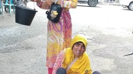 Dua Wanita paruh baya Arsita bersama adiknya Nursiayah berjalan telusuri sepanjang jalan bergelut dengan deru dan debu kenderaan roda dua -empat di tengah Kota Banda Aceh. Minggu 14/12/ Foto Dicky.