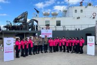 pengurus Bhayangkari menyalurkan bantuan yang diberangkatkan menggunakan Kapal Polisi Wisanggeni 8005 melalui Pelabuhan Malahayati, Aceh Besar, Kamis, 4 Desember 2025