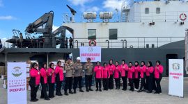 pengurus Bhayangkari menyalurkan bantuan yang diberangkatkan menggunakan Kapal Polisi Wisanggeni 8005 melalui Pelabuhan Malahayati, Aceh Besar, Kamis, 4 Desember 2025