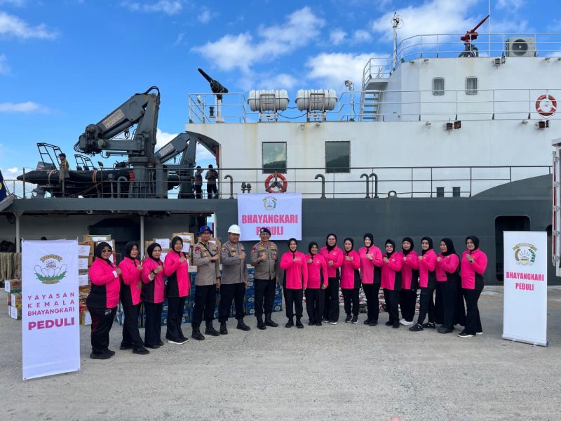 pengurus Bhayangkari menyalurkan bantuan yang diberangkatkan menggunakan Kapal Polisi Wisanggeni 8005 melalui Pelabuhan Malahayati, Aceh Besar, Kamis, 4 Desember 2025